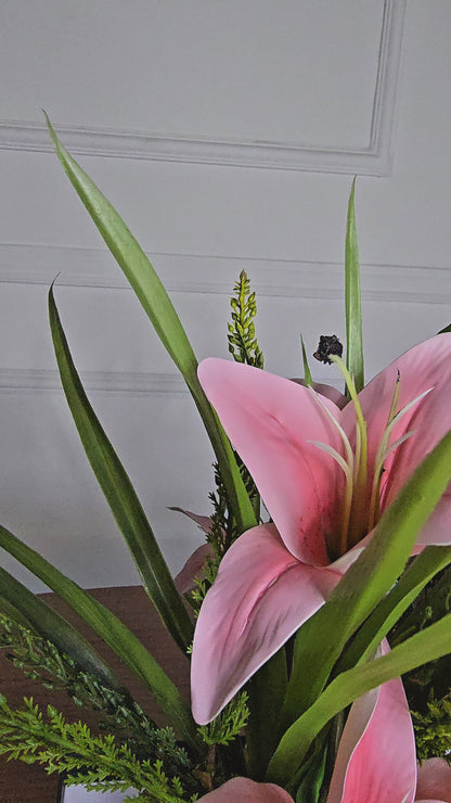Arranjo Permanente Lírios Rosas Juta (Box Dia das Mães)